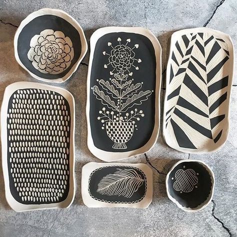 Pottery Sgraffito, Fun Pottery, Black And White Plates, Cerámica Ideas, Pottery Handbuilding, Tanah Liat, Ceramic Platters, בר מצווה, Clay Wall