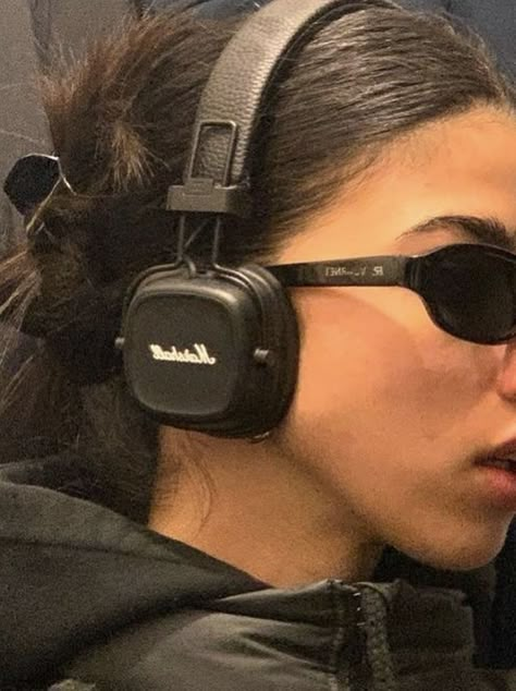 Marshall Major Iv, Headphone Outfit, Marshall Headphones, Marshall Major, Cute Headphones, Devils Night, 가을 패션, Insta Photo Ideas, Bluetooth Headphones