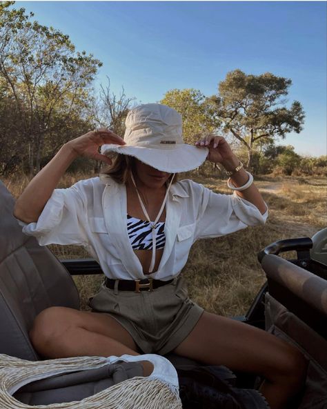 South Africa Honeymoon Outfits, Summer Safari Outfit, Safari Trip Outfit, Jungle Style Outfit, Safari Vacation Outfit, Safari Honeymoon Outfit, Tanzania Outfit Ideas, African Safari Outfit Women, Africa Safari Outfits