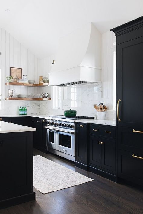 Model Dapur, Two Tone Kitchen Cabinets, Kabinet Dapur, Two Tone Kitchen, Dark Floors, Black Kitchen Cabinets, New Kitchen Cabinets, Diy Kitchen Cabinets, Black Cabinets