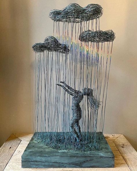 Woman In The Rain, Art Fil, Copper Wire Art, Wire Art Sculpture, Art Wire, Urban Street Art, Wire Sculpture, Metal Art Projects, Wire Crafts