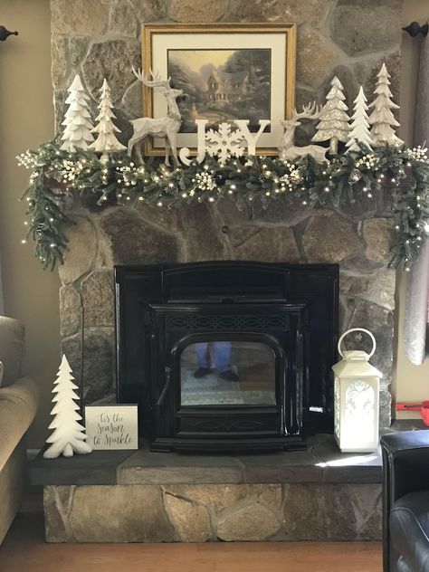 White Christmas Mantle Decor Ideas, Christmas Decor On Fireplace, Easy Christmas Gifts For Friends, Winter Mantles, Mantel Living Room, Dreamy Christmas, Christmas Village Decorations, Christmas Mantles, Mantle Ideas