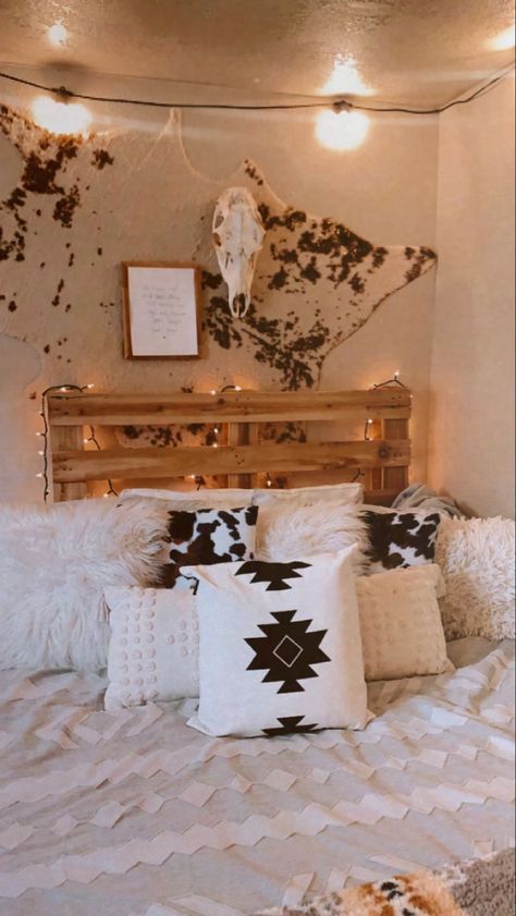 Cowgirl Bedroom Ideas Ranch, Cute Room Ideas Western, Western Rugs Bedroom, Simple Country Bedroom Ideas, Room Ideas Cowgirl, Country Aesthetic Room Ideas, Western Girl Bedroom Ideas, Cool Bedroom Lights, Western Teen Girl Bedroom