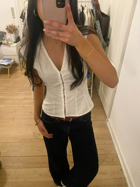 Cool Unique Outfits, Black Fitted Pants Outfit, What To Wear Under White Shirt, Asymmetrical Shirt Outfit, Outfits With Shirts Women, Blouse Aesthetic Outfit, Fitted Blouse Outfit, Frazzled English Woman Outfit, Loose Blouse Outfit