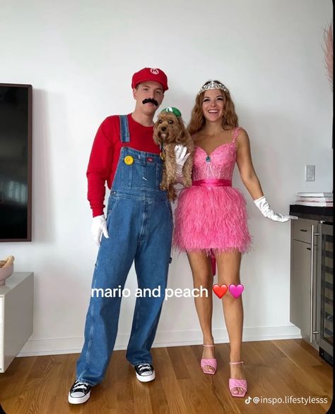 Princess Peach Couple Costume, Easy Cute Couples Costumes, Halloween Customs Couple, Mario Couples Costumes, Cute Diy Couple Costumes, Couples Costumes Not Basic, Pink Couple Costume, Basic Halloween Costume Couples, Snowwhite Costume Couple