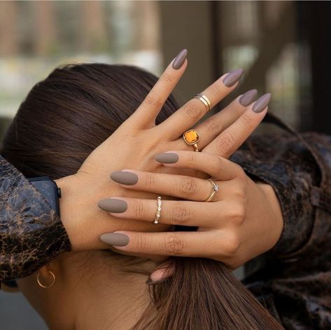 Nail Trends For 2023, Toffee Coffee, Autumn Nail Designs, Autumn Nail, Coffee Nails, November Nails, Indigo Nails, Fall Nail Trends, Latest Nail Trends