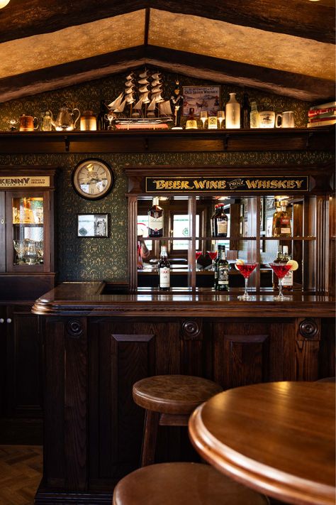 Internal view of a tiny pub with green interior and dark wooden bar, leather bar stools and vintage decor Backyard Entertaining Ideas, Home Pub Ideas, Scottish Pub, Masculine Interior Design, Masculine Interior, Pub Interior, Pub Sheds, Pub Design, Home Pub