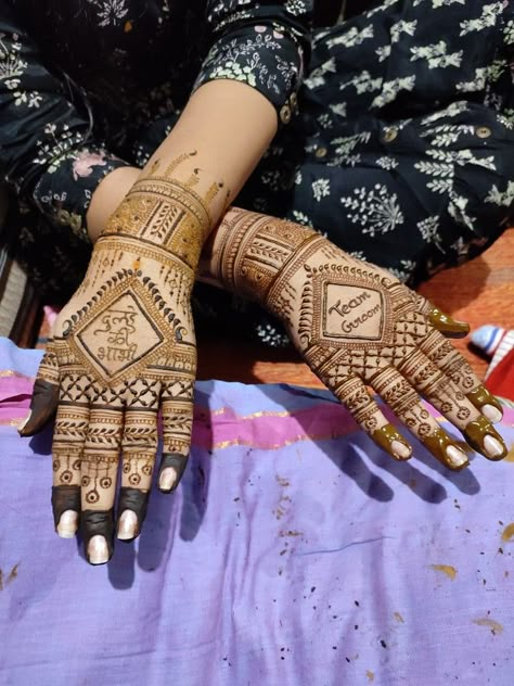 Mahendi Back Designs, Mahendi For Brothers Wedding, Mehndi Disgn Back Hand, Brothers Wedding Mehndi Design, Mahendiii Design Latest, Back Design Mehndi Simple, Sider Mehndi Design Simple, Sister Wedding Mahedi, Mehandi Designs For Sister Wedding