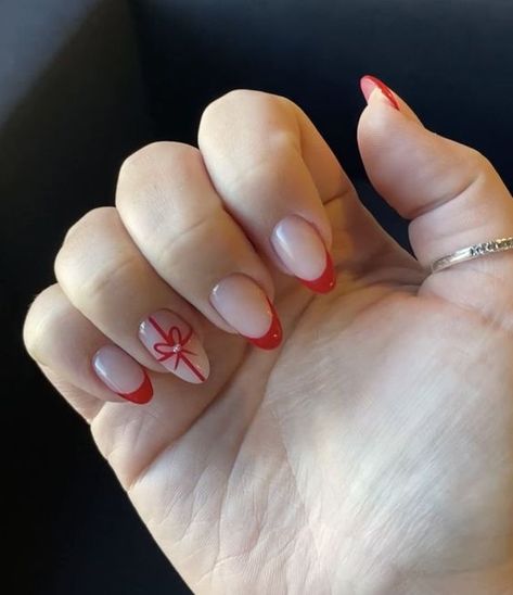 White French Tip Nails With Red Bow, Aesthetic Holiday Nails, Christmas Bow Nail Art, Christmas Nails With A Bow, Red French Tip Nails With Bow, Red Bow Christmas Nails, Preppy Winter Nails, Gel Nails Xmas, Christmas Nails Bows