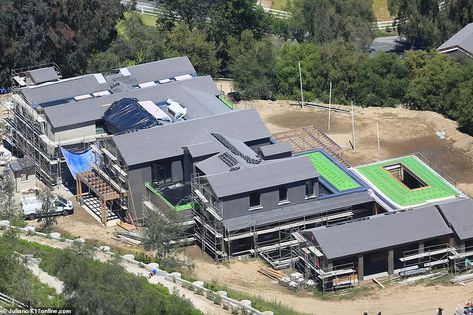 Kylie Jenner's billionaire fortress is almost ready after three years | Daily Mail Online Kylie Jenner New House, Kylie Jenner Hidden Hills House, Kardashian Houses, Kylie Jenner House, New House Construction, Kardashian House, Kylie Jenner News, Kardashian Home, Jenner House