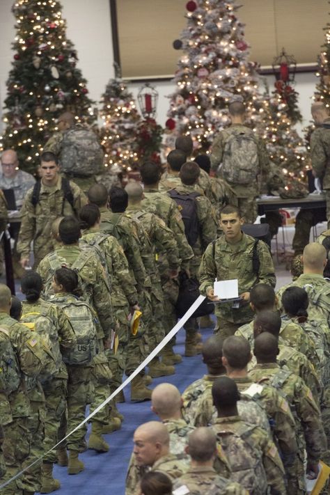 Mass exodus of Soldiers in training go home for holidays | Article | The United States Army Military Office, Army Usa, Army Training, D Day Landings, Airport Pictures, Usa Army, Business Card Design Creative, Staff Sergeant, Military Pictures