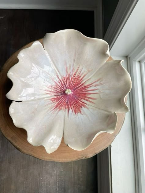 Ceramic Flower Bowl, Flower Clay Art, Flower Ceramics, White Hibiscus, Tanah Liat, Keramik Design, Pottery Inspo, Flower Bowl, Pottery Crafts