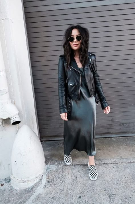 Slip Dress Outfit, Checkered Vans, Gaun Fashion, Rock Outfit, Black Slip Dress, Looks Black, Rock Chic, Silk Slip Dress, Holiday Outfit