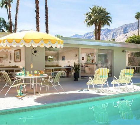 Palm Springs 70s Home, 50s Pool Aesthetic, 60s Pool Aesthetic, Retro Backyard Ideas, Mid Century Pool Area, Palm Springs Inspired Backyard, Retro Pool Aesthetic, 1970s Backyard, Palm Springs Pool Style