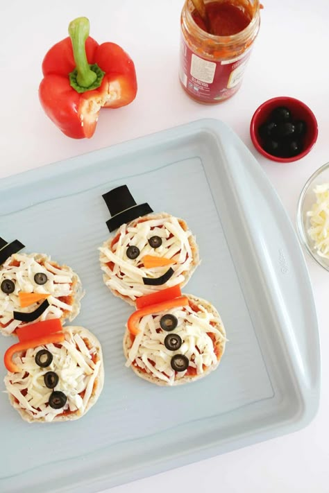 Snowman English Muffin Pizza - Snowman Dinner Ideas, Snowman Sandwiches, Christmas Pizza Ideas, Snowman Snacks, Winter Pizza, Snowman Food, Holiday Sleepover, Snowman Pizza, Movie Food Ideas