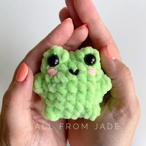 Craft your own adorable creations with our collection of free amigurumi patterns! Perfect for beginners and seasoned crocheters alike. Let's get stitching! 🧵🐰 No Sew Crochet Frog, What To Crochet With Chunky Yarn, Jumbo Crochet Plushies Pattern Free, Cute Crochet Frog, No Sew Crochet Amigurumi, French Frog, Crochet Frog Pattern, Crafts With Yarn, No Sew Crochet Pattern