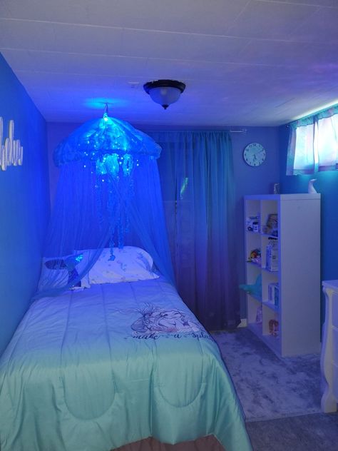 Ocean Room Asthetics, Aqua Room Aesthetic, Deep Sea Bedroom Aesthetic, Jellyfish Room Ideas, Deep Sea Themed Bedroom, Dark Ocean Themed Bedroom, Jellyfish Themed Bedroom, Blue Y2k Room, Frutiger Aero Room Ideas