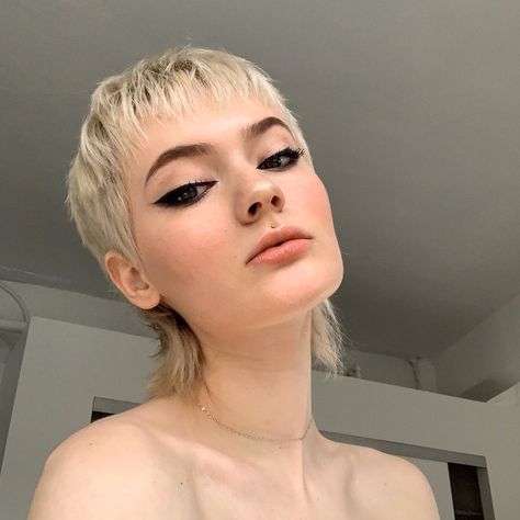 𝔧𝔲𝔩𝔦𝔞 𝔪𝔞𝔯𝔦𝔢 on Instagram: “meux meux 🐈” Neutral Fleur, Chelsea Haircut, Buzzed Hair Women, Short Platinum Blonde Hair, Pretty Short Hair, Julia Marie, Mullet Haircut, Super Short Hair, Short Grey Hair