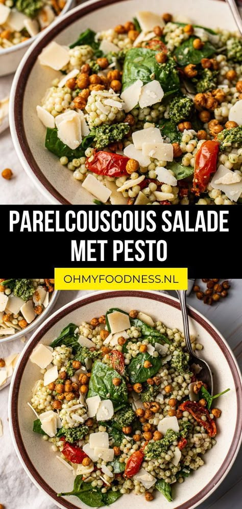 Ik eet liever parelcouscous dan normale couscous want parelcouscous recepten doen me altijd denken aan pasta recepten. Maak deze makkelijke parelcouscous salade met pesto! Met o.a. geroosterde kikkererwten, spinazie, zongedroogde tomaten etc. Je kunt de salade een dag van tevoren maken en 3 dagen in de koelkast bewaren. Gezonde lunch recept om mee te nemen. Of makkelijk recept avondeten met een kom soep erbij, Lees het gezonde salade recept op mijn website | gezonde recepten | couscous salade Lunch Meeting, Diner Recept, Easy Healthy Dinners, Couscous, Veggie Recipes, I Love Food, Healthy Lunch, Workout Food, Food Inspiration