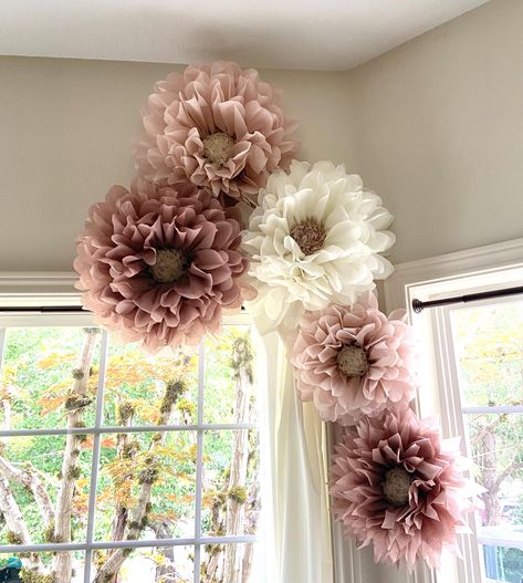 Baby Shower Table Flowers, Boho Brunch Table Decor, Girly Fall Baby Shower Decor, Diy Boho Birthday Decorations, Pink Boho Bridal Shower Ideas, Bridal Shower Wall Decor, Floral Themed Baby Shower Ideas, Rose Garden Baby Shower Theme, Dusty Pink Baby Shower Ideas