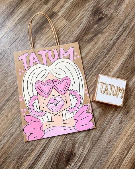 The cutest gift set 🎀🫶🏼🩷 #gift #giftbag #canvas #gold #preppy #custom #art #artist #love Paper Bag Painting, Painted Gift Bags, Sorority Recruitment Themes, Bag Painting Ideas, Recruitment Themes, Bag Painting, Painted Bags, Sorority Recruitment, Banner Ideas