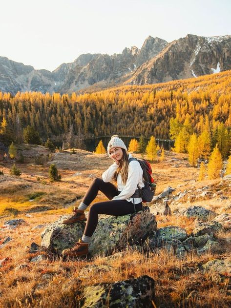 Wander Outfits, Hiking Photo Ideas, Hiking Photoshoot, Hiking Picture Ideas, Hiking Poses, Wander Outfit, Hiking Photos, Cute Hiking Outfit, Womens Hiking