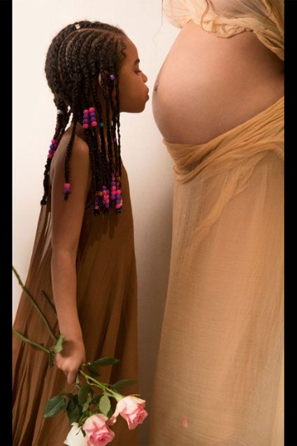 Blue Ivy kissing mom Beyoncés bump. Beyonce Pregnant, Beyonce Show, Beyonce 2013, Blue Ivy Carter, Baby Bump Photos, Bump Photos, Beyoncé Giselle Knowles-carter, Beyonce And Jay Z, Beyoncé Giselle Knowles