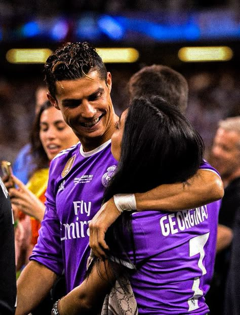 Cristiano Y Georgina, Cr7 Y Georgina, Neymar Jr 2014, Ronaldo And Georgina, Ronaldo Georgina, Doflamingo Wallpaper, Football Girlfriend, Football Couples, Cr7 Jr