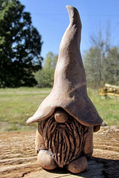 Funny Figures, Hantverk Diy, Chainsaw Carving, Wood Carving Designs, Hand Built Pottery, Wood Carving Patterns, Pottery Classes, Carving Designs, Wood Carving Art