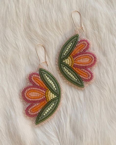 Farrah Lewis | Little florals 🩰🍑 •nfs• #beadwork #beadedearrings #beadedflorals #floralbeadwork #indigenous #indigenousart #beadworkartist #handmade... | Instagram Ojibwe Floral Design Beadwork, Inuit Beaded Earrings, Indigenous Beadwork Earrings, Indigenous Beading Ideas, Anishinaabe Beadwork, Indigenous Beading Patterns, Beaded Embroidery Earrings, Cree Beadwork, Beaded Earrings Native Beadwork