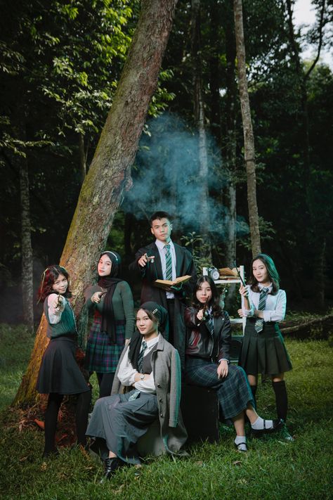 Yearbook Group Photos, Tema Yearbook Bohemian, Harry Potter Bts Photos, Pose Foto Yearbook, Group Photos Outdoor, Yearbook Pose Ideas, Year Book Photoshoot Ideas, Harry Potter Outfit Ideas Casual, American High School Outfit