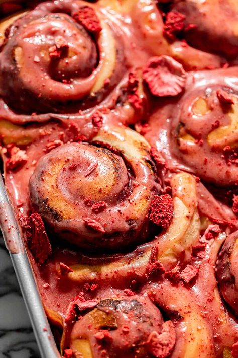 Creative Cinnamon Rolls, Cinnamon Buns Aesthetic, Strawberry Brioche, Dip Night, Strawberry Cream Cheese Icing, New York Style Bagels, Strawberry Rolls, Aesthetic Snacks, Gooey Cinnamon Rolls