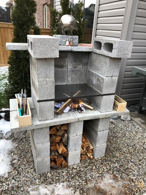 Cinder Block Grill, Cinder Block Bbq, Camper Homestead, Outdoor Entertainment Area Ideas, Fire Feature Wall, Diy Barbecue, Grill Diy, Bbq Shed, Succulent Garden Landscape