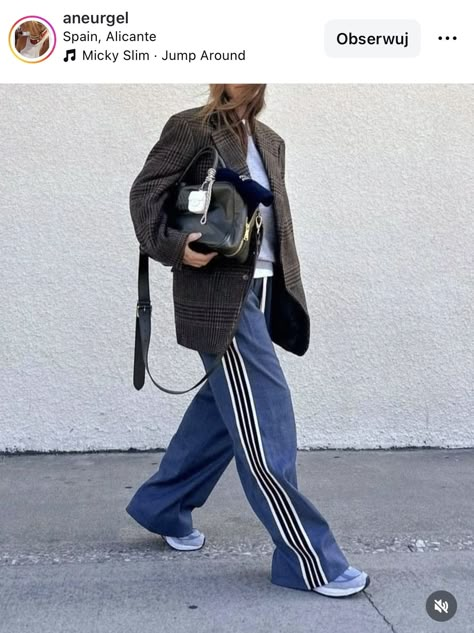 Looks Adidas, Track Pants Outfit, Look Adidas, Walking Down The Street, Adidas Outfit, Stockholm Fashion, Outfit Trends, Sport Chic, Thanksgiving Outfit