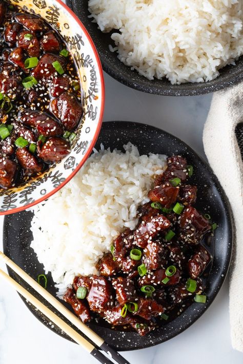 Bowl of beef teriyaki garnished with sliced green scallions, with white rice side-by-side in the bowl. Shaved Steak Rice Bowl, Steak Teriyaki Bowl, Steak And Rice Bowl Recipes, Asian Steak Bowl, Ground Beef Teriyaki Bowl, Teriyaki Beef Tips, Terriyaki Steak, Teriyaki Beef Bowl Recipe, Beef Teriyaki Bowl