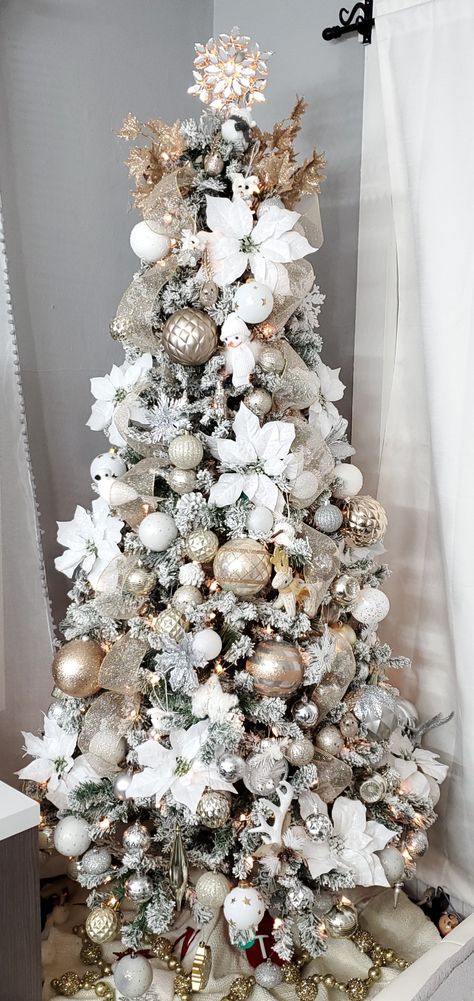 Champagne and White Christmas tree Christmas Tree Ideas Champagne And White, Silver White And Champagne Christmas Tree, White And Gold Christmas Staircase, Neutral White Christmas Tree, Champagne White Christmas Tree, White Mesh Christmas Tree, Christmas Tree Themes White And Gold, Christmas Tree Champagne And White, Cream White And Gold Christmas Tree