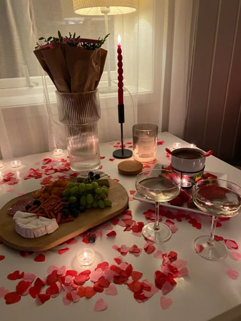 Vday Date At Home, Romantic Birthday Dinner For Two, Valentines Set Up For Boyfriend, Valentines Day Room Surprise For Him, Valentines Day Romantic Ideas, Cute Romantic Gestures, Romantic Gestures Aesthetic, Valentine’s Day Date Night At Home, Valentines Day Setup Romantic