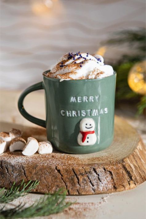 Mug Cute Design, Christmas Mugs Ceramic, Christmas Ceramic Plates, Christmas Clay Mug, Xmas Ceramic Ideas, Christmas Mugs Aesthetic, Winter Pottery Ideas, Christmas Ceramic Mug, Christmas Mugs Diy