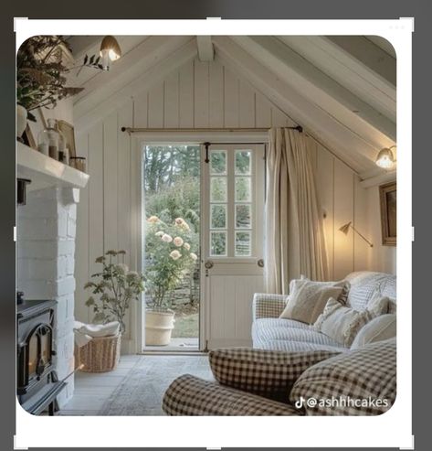 Tiny Cottage Living Room, Cozy Modern Cottage, Cottage Style Homes Interior, Scandi Cottage, Country Cottage Living, Casa Country, Cottage Ideas, Dream Cottage, Cottage Interiors