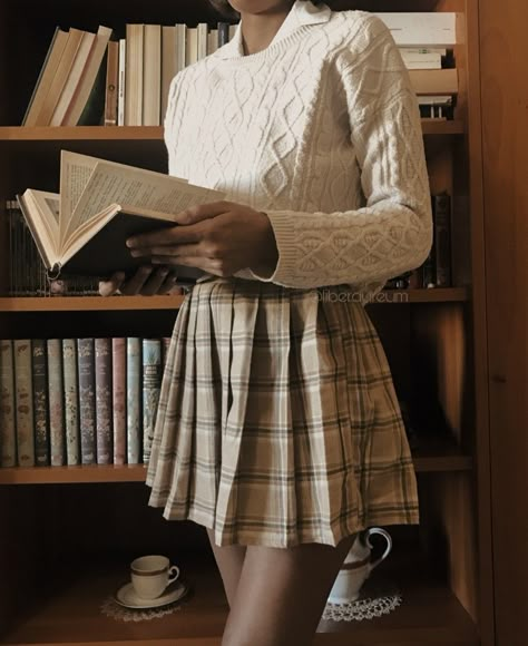 Nerdy Girl Outfits, Poc Dark Academia, Romantic Academia Aesthetic Outfit, Dark Academia Life, Light Academia Clothes, Light Academic, Lily Aesthetic, Dark Feminine Outfits, Light Academia Style