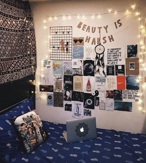 One Direction Room, Dorm Room Lights, Aesthetic Bedrooms, Inspo Wall, Wall Tapestry Bedroom, Dorm Room Wall Decor, Hostel Room, Dorm Room Walls, Room Tapestry