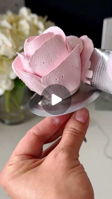 Marshmallow Flowers How To Make, Zefir Marshmallow Flowers, Piped Marshmallows, Sweet Ham, Marshmallow Flower, Marshmallow Flowers, Piping Tip, Chocolate Bouquet Diy, How To Make Marshmallows