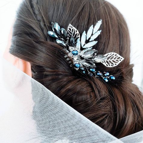 "Festive hair comb." Earrings Hairstyle, Hairstyles Scrunchies, Blue Hair Piece, Blue Hair Clip, Festive Hair, Crystal Hair Clip, Bridesmaid Hair Pins, Dark Blue Hair, Headband Fashion