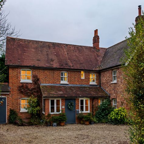 Enjoy a tour around this warm and welcoming Oxfordshire cottage Rooftop Terrace Garden, British Cottage, Garden Room Extensions, Garden Decor Ideas, Sims House Plans, Victorian Cottage, English Country House, Farmhouse Exterior, Rooftop Terrace