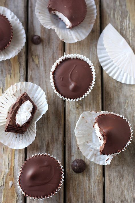 Chocolate Marshmallow Cups Marshmallow Cups, Homemade Chocolate Candy, Chocolate Marshmallow, Homemade Candy, Candy Fudge, Chocolate Marshmallows, Homemade Candies, Candy Making, Yummy Sweets