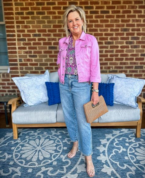 Tania Stephens is showing how colored denim jackets for women over 50 looks great with jeans Coloured Denim Jacket, Denim Jackets For Women, Pink Denim Jacket, 50 Is Not Old, Feminine Casual, Jacket Outfit Women, Stylish Outfits For Women Over 50, Amazon Influencer, Denim Jacket Outfit