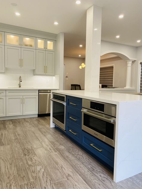 Open-concept kitchen inspiration! Sleek, high-end appliances and a spacious layout make this kitchen perfect for cooking, entertaining, and creating memories.
#BramptonConstruction #OntarioBuilders #BramptonRenovation #TownhillConstruction #KitchenGoals #InteriorDesignIdeas #StylishSpaces #LuxuryHomes #HomeRenovation #DreamKitchens Oven Built Into Island, Island With Oven, Kitchen Island Oven, Oven In Island, Mountain Dream Homes, Dream Home Plans, Concept Kitchen, Modern Appliances, Modern Mountain