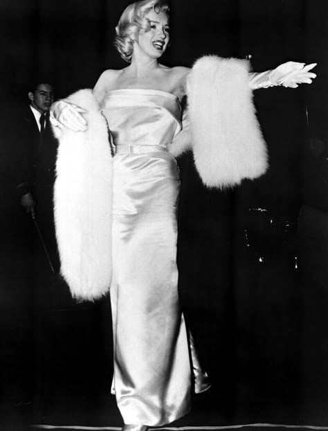 Mode Ulzzang, Marilyn Monroe Fashion, Vintage Hollywood Glamour, Evelyn Hugo, Joe Dimaggio, Fred Astaire, Marilyn Monroe Photos, Fur Stole, Norma Jean