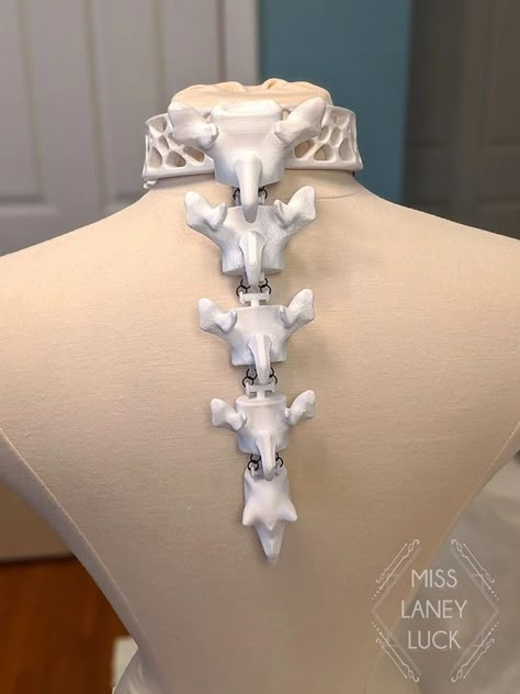 Spine Necklace, Skeleton Spine, Exo Skeleton, Most Creative Halloween Costumes, Halloween Unique, Halloween Costumes 2022, Space Story, Jewelry Rendering, Jewelry 3d