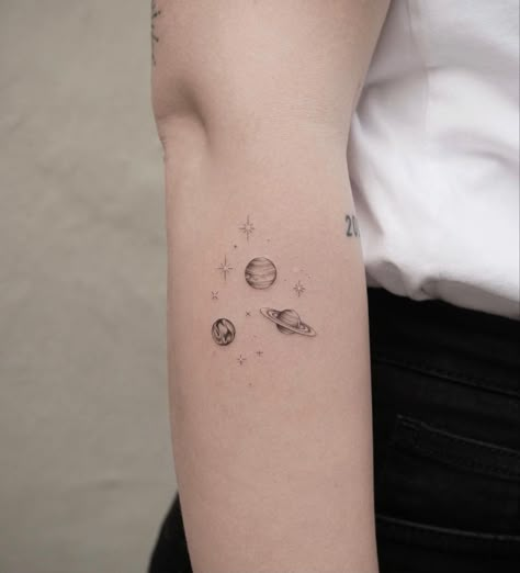 Planets Tattoos, Tattoos Space, Saturn Tattoo, Universe Tattoo, Planet Tattoos, Galaxy Tattoo, Small Pretty Tattoos, Petite Tattoos, Space Tattoo